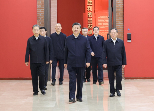 5 在陕西延安革命纪念馆参观.jpg
